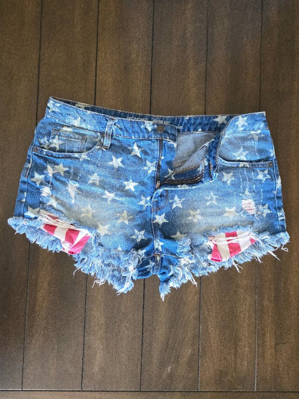 Mossimo 'Fourth of July' Star Printed Short Shorts (14/32) - Picture 5 of 11